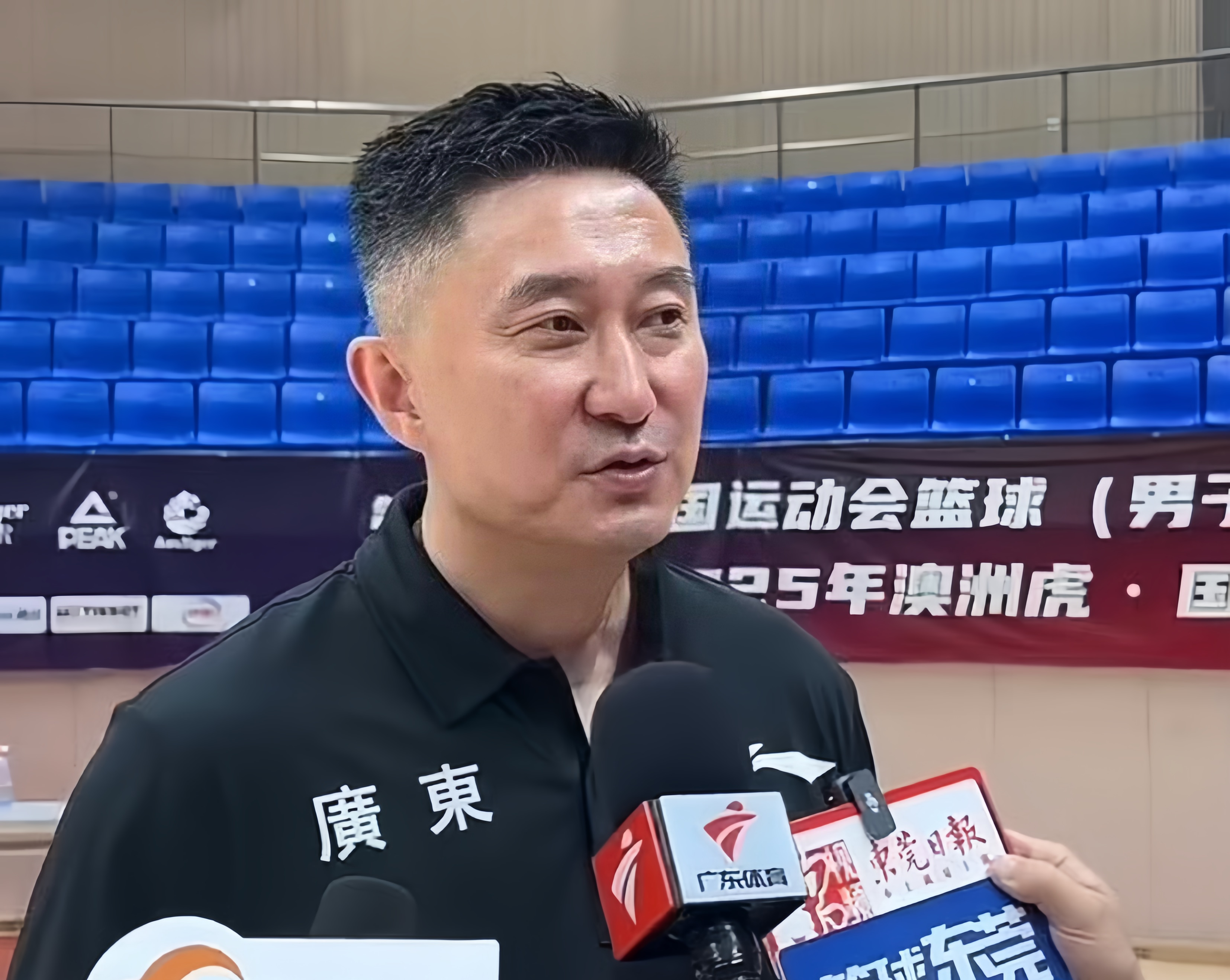 包含荷甲赛前再迎强敌；广东宏远扳平良机；主帅态度——震撼外界；临场指挥获称赞的词条