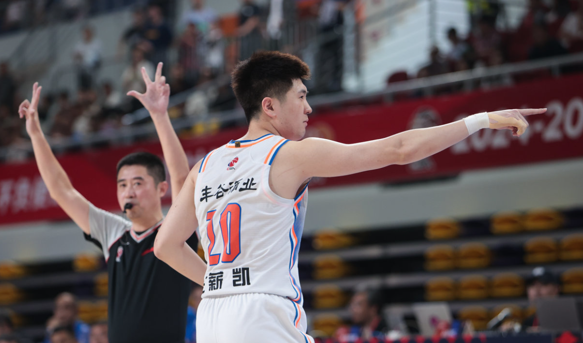 包含荷甲赛前再迎强敌；广东宏远扳平良机；主帅态度——震撼外界；临场指挥获称赞的词条